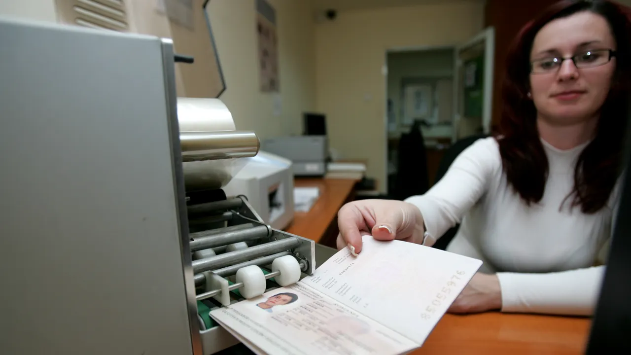 Pașapoartele vor fi valabile 10 ANI. Noua lege intră în vigoare de astăzi