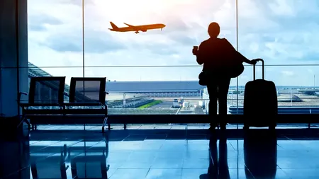 Motivul pentru care e bine să eviți pantalonii scurți și îmbrăcămintea de o anumită culoare, când zbori cu avionul. „În special, pe distanțe scurte”