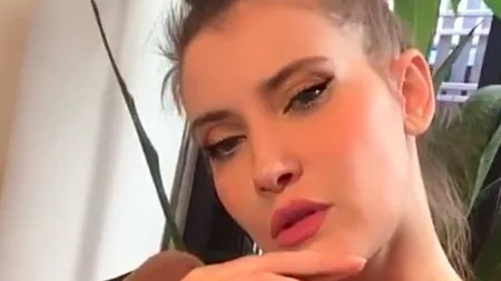 Cum a apărut îmbrăcată Iulia Albu la un grătar. Fanii au crezut că nu văd bine: Să aprindă cineva lumina! FOTO