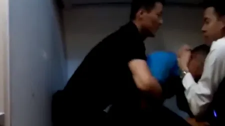 Momente de groază la înălțime: Un pasager a încercat să deschidă ușa de urgență a avionului chiar înainte de aterizare - VIDEO 