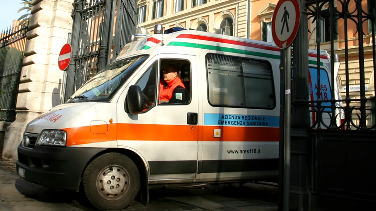 Un român din Italia a murit căzând de pe terasa unei clădiri, unde dormea pentru că în casă era cald