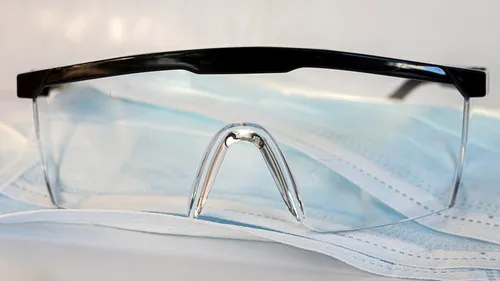 Epidemiologii recomandă purtarea ochelarilor, ca măsură de protecție împotriva coronavirusului. Explicațiile lui Anthony Fauci