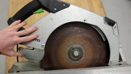 Un infractor român a încercat să taie un bancomat cu flexul. Ce a urmat
