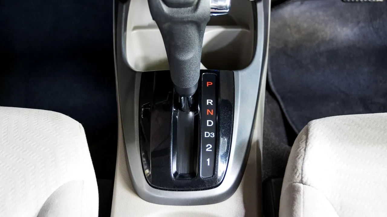 Ce RISCĂ șoferii care au făcut școala pe cutie automată, dar conduc o mașină cu transmisie manuală. Legea din România face distincție între acestea