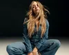 O reclamă la BLUGI cu Sydney Sweeney, criticată pentru „rasism” și „supremația albă”. Internauții sunt indignați de la un joc de cuvinte (jeans=genes)