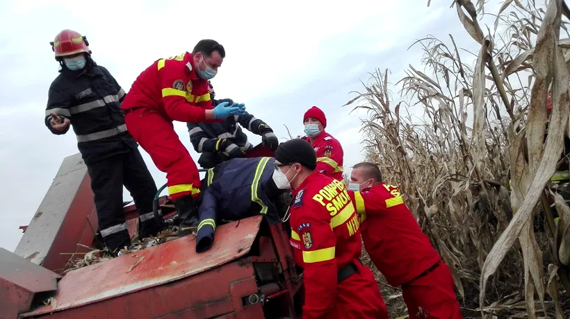 Un bărbat a rămas cu mâna prinsă într-un utilaj pe câmp! IMAGINI DRAMATICE de la fața locului!