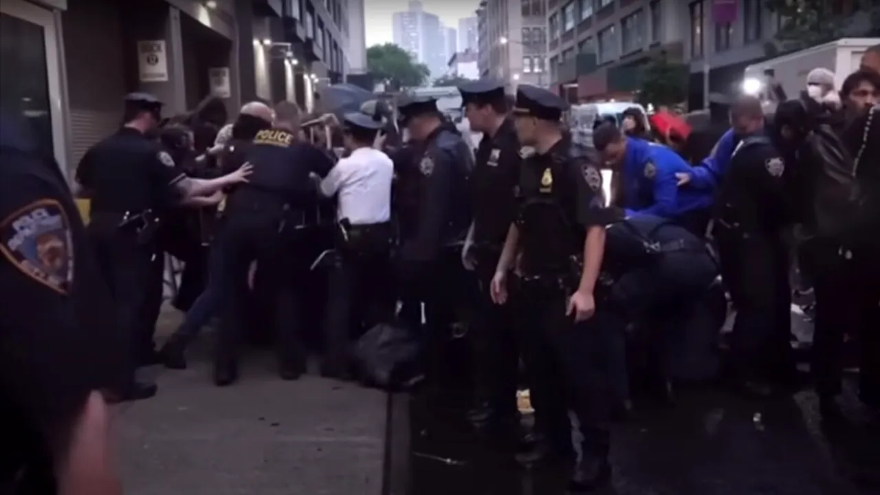 Protestele violente din Los Angeles au ajuns pe Coasta de Est. Manifestație la NEW YORK cu mii de participanți