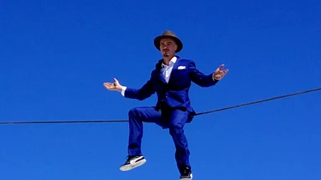 Clujul, paralizat de „Balaurul din Transilvania”. Cine este temerarul acrobat care a lăsat clujenii cu gura căscată