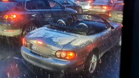 Ce a pățit această ȘOFERIȚĂ din Cluj, după ce a ieșit cu Mazda decapotată în plină ninsoare