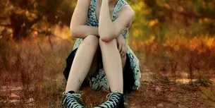 Adolescentă din Arad, ademenită într-o pădure de un băiat. Ce a urmat e TULBURĂTOR