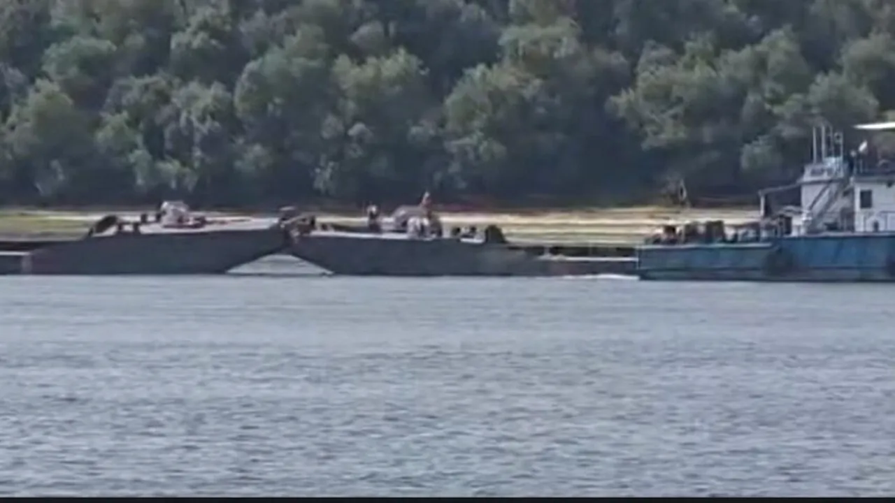 Polițiștii patrulează în zona barjelor scufundate după ce au fost sesizați că se fură componente de pe acestea