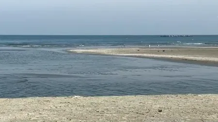 Fenomen neobișnuit la malul mării. Ploile abundente și valurile au schimbat profilul plajei din stațiunea MAMAIA