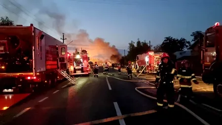 EXPLOZIE urmată de incendiu la o brutărie din Pașcani. Locatarii unui bloc, evacuați