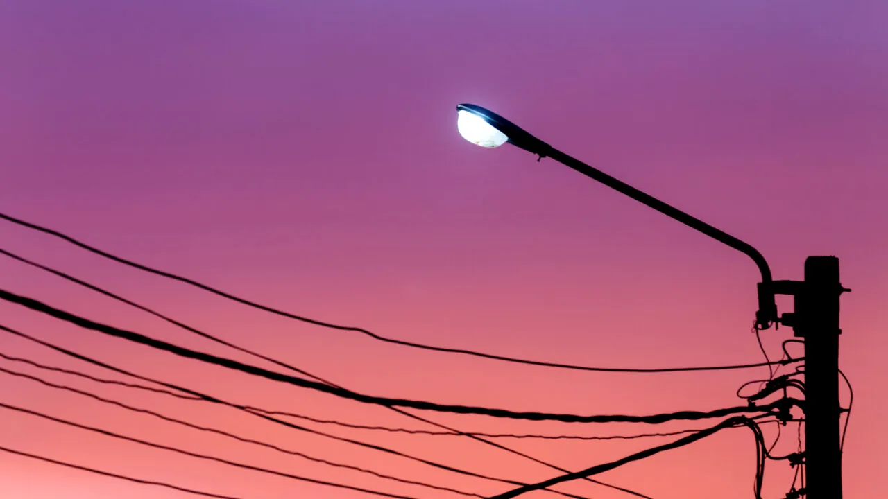 Ai un stâlp de electricitate pe proprietate? Iată când poți cere bani și când legea nu îți dă dreptul la chirie