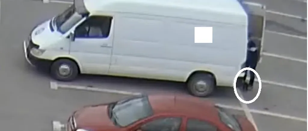 VIDEO | Ce au pățit doi bărbați, după ce au fost surprinși în timp ce abandonează trei căței în două parcări din Bacău