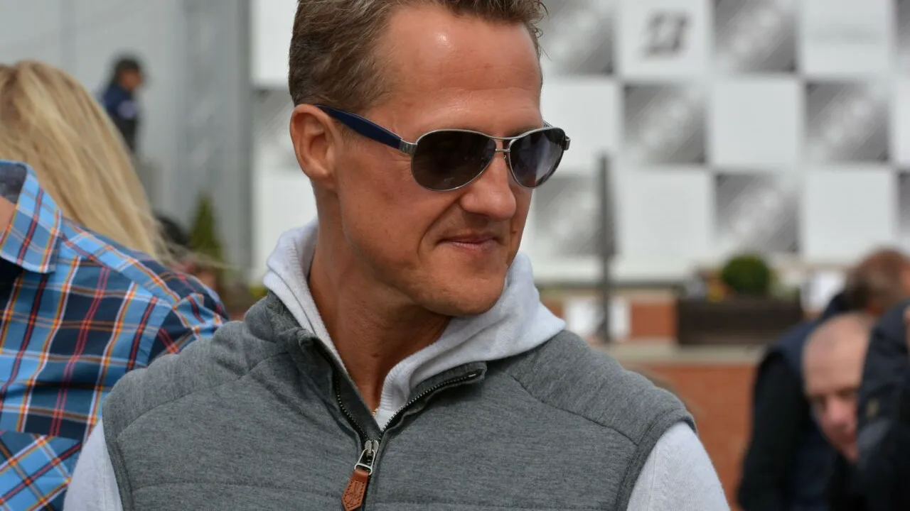 Michael Schumacher a reușit să semneze o cască de pilot de FORMULA 1, pentru o campanie caritabilă. Care este scopul acțiunii umanitare