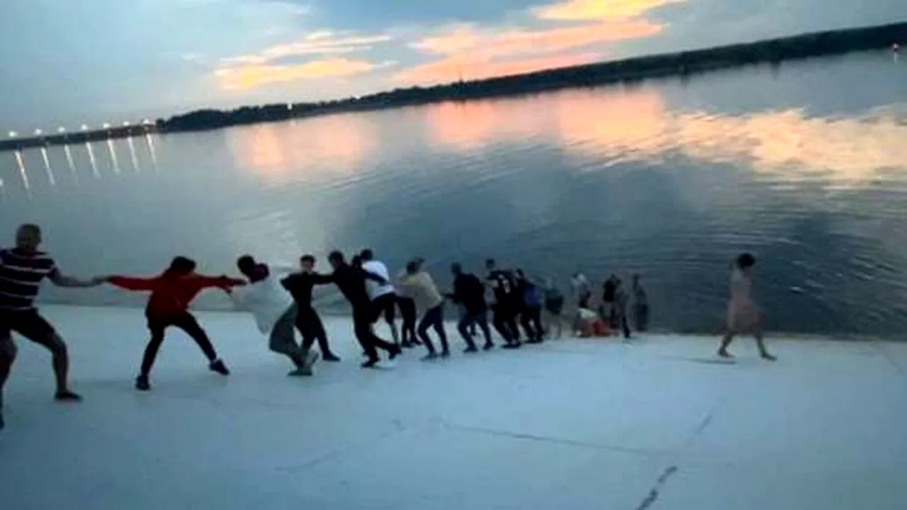 Peste treizeci de oameni au improvizat un lanț uman impresionant pentru a salva o femeie de la înec