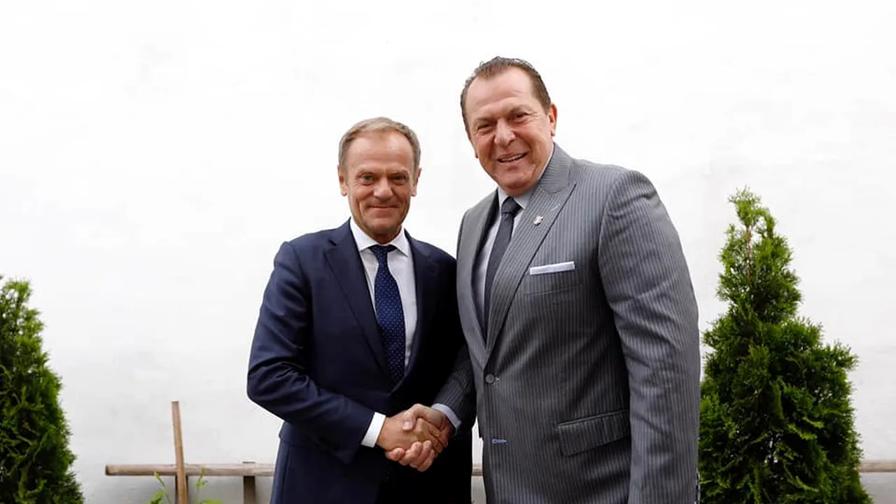 Helmuth Duckadam s-a întâlnit cu Donald Tusk: I-am dat palincă făcută de mine și o pereche de mănuși - FOTO