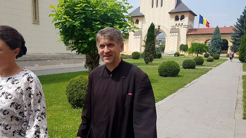 Preotul Cristian Pomohaci, acuzat de corupere sexuală, aplaudat de enoriași în fața Arhiepiscopiei. El nu mai poate ține slujbe