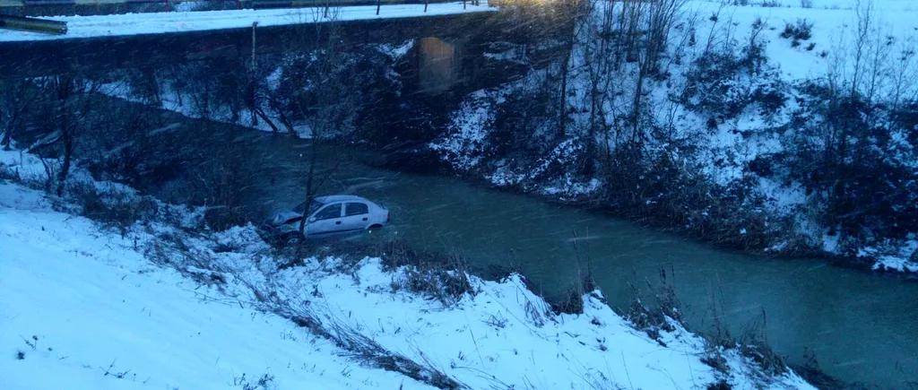Un șofer băut a căzut cu mașina în râul Dâmbovița, în localitatea Brezoaele. Ce alcoolemie avea bărbatul
