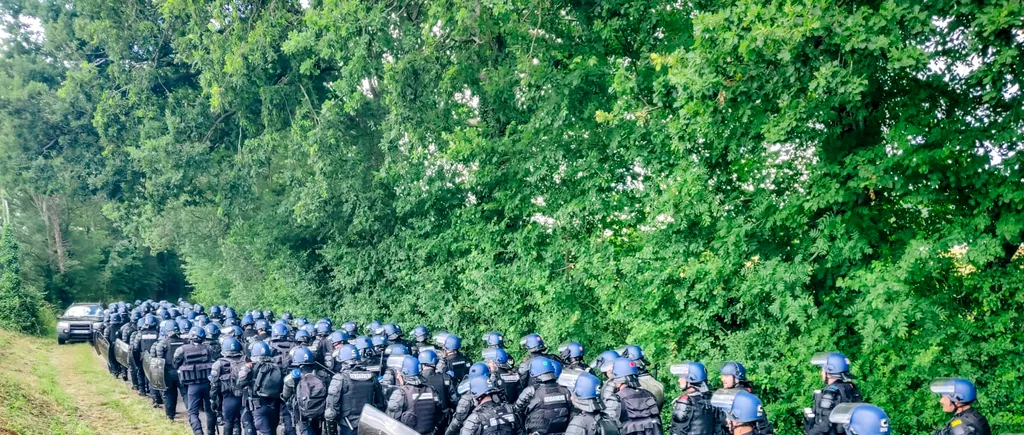 Măcel la o petrecere în Bretania, Franța. Sute de oameni s-au bătut cu polițiștii care au venit să întrerupă distracția (VIDEO)