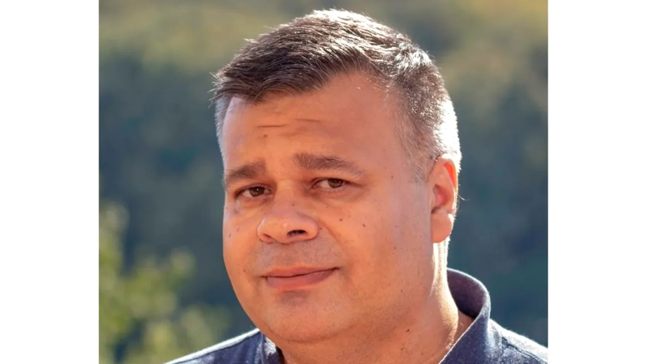 Interviu cu scriitorul Iulian Popa: ,,Îmi găsesc inspirație în toate lucrurile aparent minore pe lângă care trecem zi de zi, fără a le băga în seamă” (EXCLUSIV)