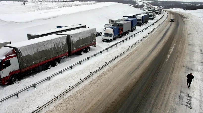 Blocaj rutier uriaș în nord-vestul Rusiei, în urma ninsorilor abundente. Nu sunt stații de alimentare cu carburant, nu este apă, nu este nimic. Suntem blocați aici