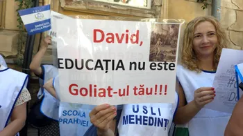 Profesorii protestează la ușa ministrului Educației. Se strigă DEMISIA!