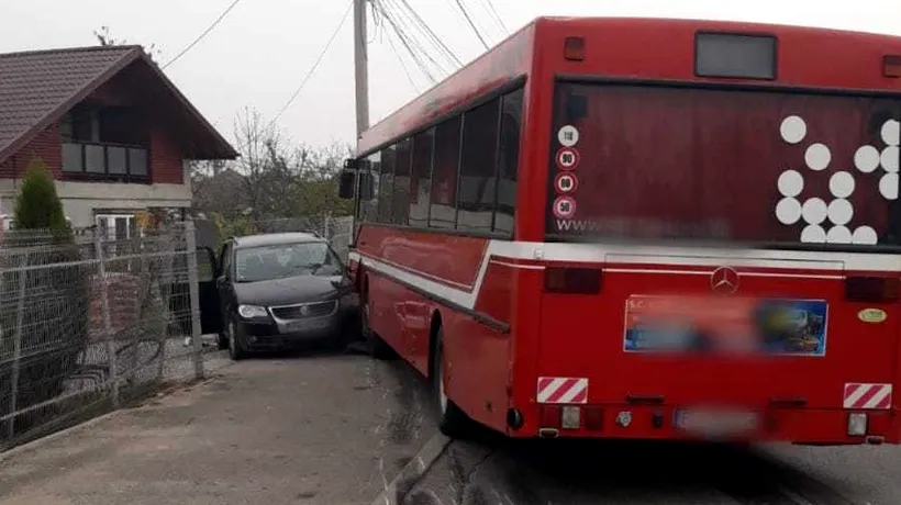 Două persoane au ajuns la spital după ce un autobuz cu 14 călători a lovit o mașină parcată în județul Prahova