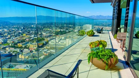 APARTAMENTE de lux în cel mai înalt bloc din România. Cu aceeași bani îți poți cumpăra un castel în Franța sau două case în Miami