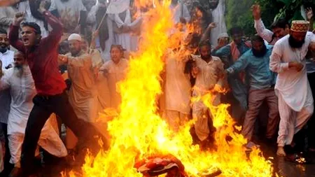 Un pakistanez care protesta împotriva SUA A MURIT după ce a inhalat fumul de steagurile americane incendiate
