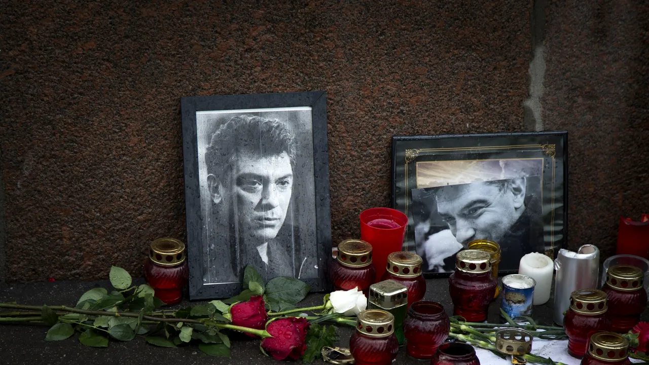 Un memorial improvizat de la locul asasinării lui Boris Nemțov a fost vandalizat