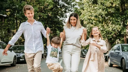 Ela Crăciun demontează mitul mamei eroine, în noul său E-book „De la SOS Mama, la ZEN Mama”