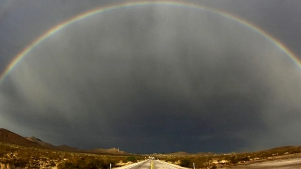 Locuitorii unui orășel devastat de furtuni, martori ai unui fenomen rar - curcubeul dublu