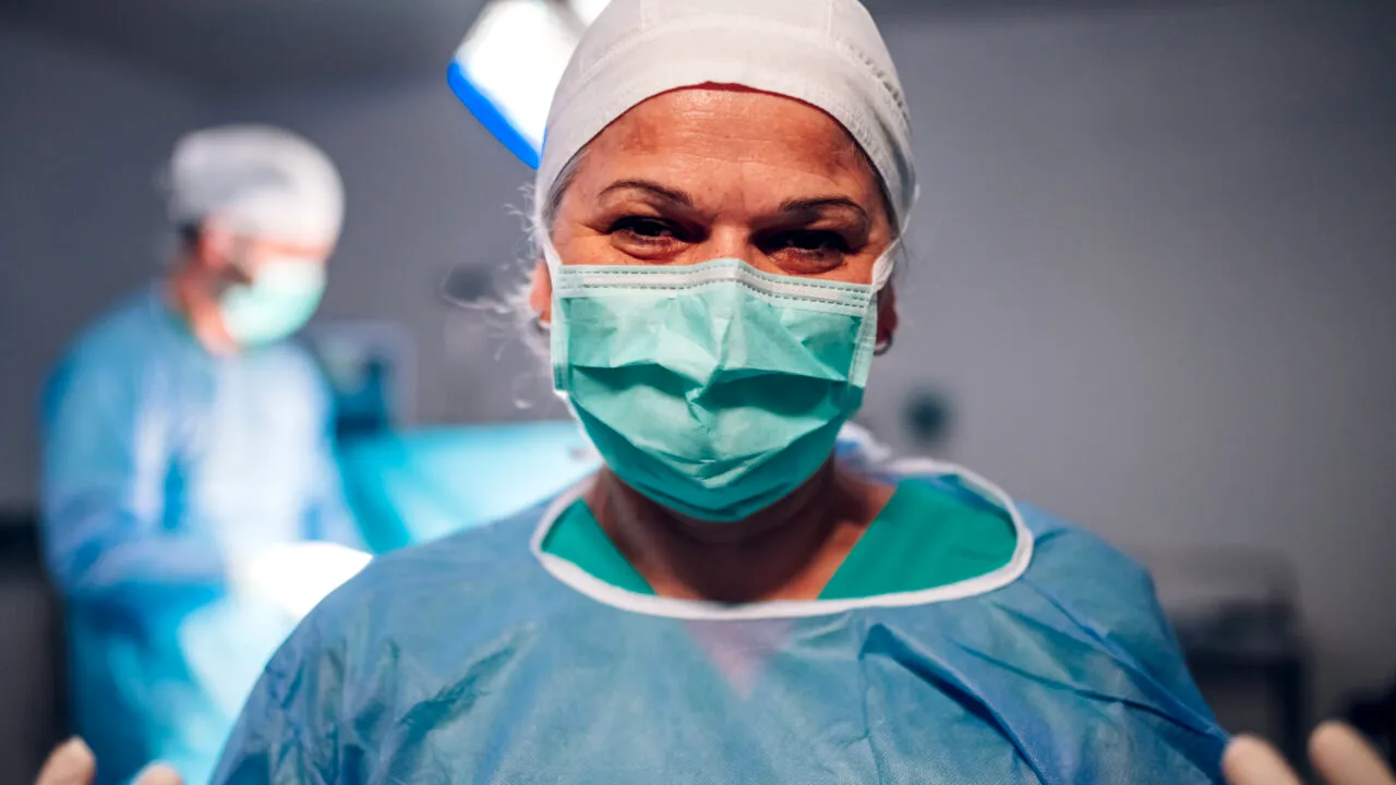 Mesajul unei asistente a devenit viral: „Dacă nu aţi tras niciodată fermoarul la saci de cadavre într-o tură, nu ar trebui să decideţi cât câştigă”