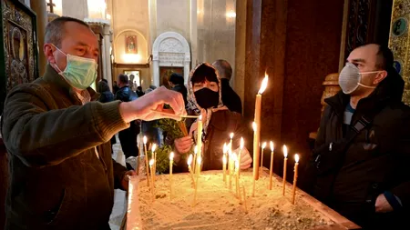 REDESCHIDEREA BISERICILOR. Recomandările INSP: Se va evita atingerea sau sărutarea obiectelor sacre de cult. Binecuvântarea se va oferi/primi de la o distanță de cel puțin un metru