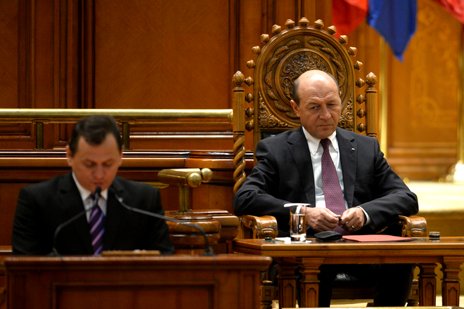 Traian Băsescu, privindu-l pe Gabriel Vlase
