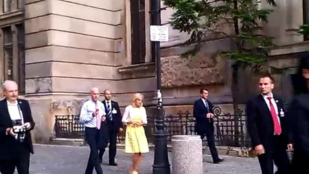 Joe Biden și ÎNGHEȚATA ROMÂNEASCĂ. Vicepreședintele SUA, împreună cu soția la un restaurant din Centrul Vechi. VIDEO EXCLUSIV GÂNDUL