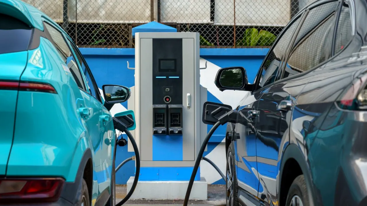 Mașinile electrice au nevoie de subvenții ca de electricitate. Vânzările s-au prăbușit