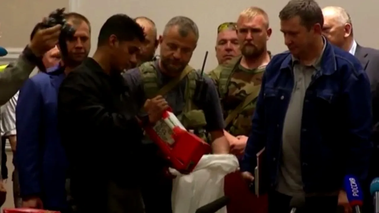 Separatiștii proruși au cedat. Cutiile negre ale avionului prăbușit au fost date Malaeziei