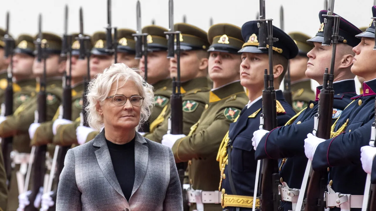 Ministrul Apărării din Germania a demisionat, în urma scepticismului privind abilitatea sa de a gestiona modernizarea forțelor armate germane în contextul războiului din Ucraina