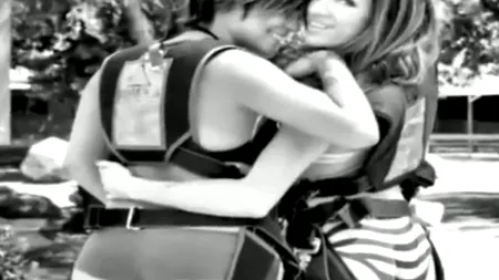 VIDEO.Vor sări cu parașuta doar în lenjerie intimă pentru a-și învinge teama