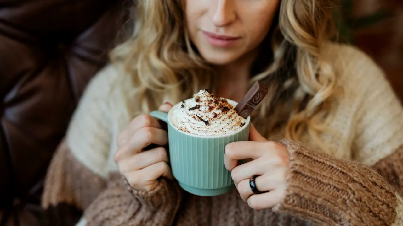 Ce bei, de fapt, când cumperi CIOCOLATĂ caldă la plic. Ce conține, de fapt, „licoarea” iernii