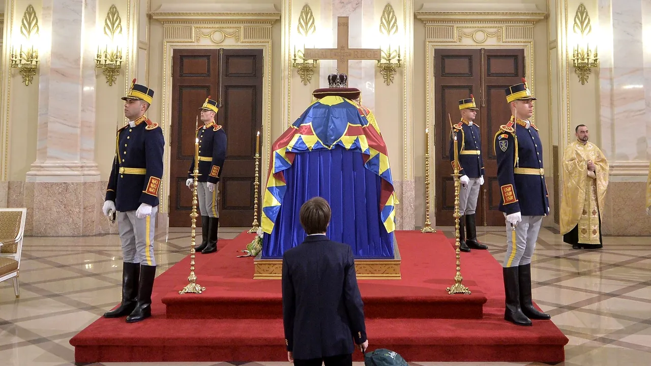 Cine este băiatul care a îngenuncheat la catafalcul Regelui Mihai. Fotografia emoționantă a făcut înconjurul lumii: 