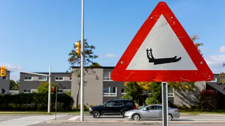 Puțini șoferi știu! Ce înseamnă, de fapt, semnul rutier ciudat din imagine și unde poate fi întâlnit