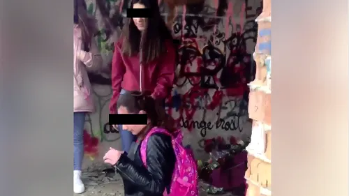 VIDEO O elevă a fost trasă de păr, umilită și pusă să își ceară iertare în genunchi. Agresoarea: Bate-te cu mine dacă ai tupeu