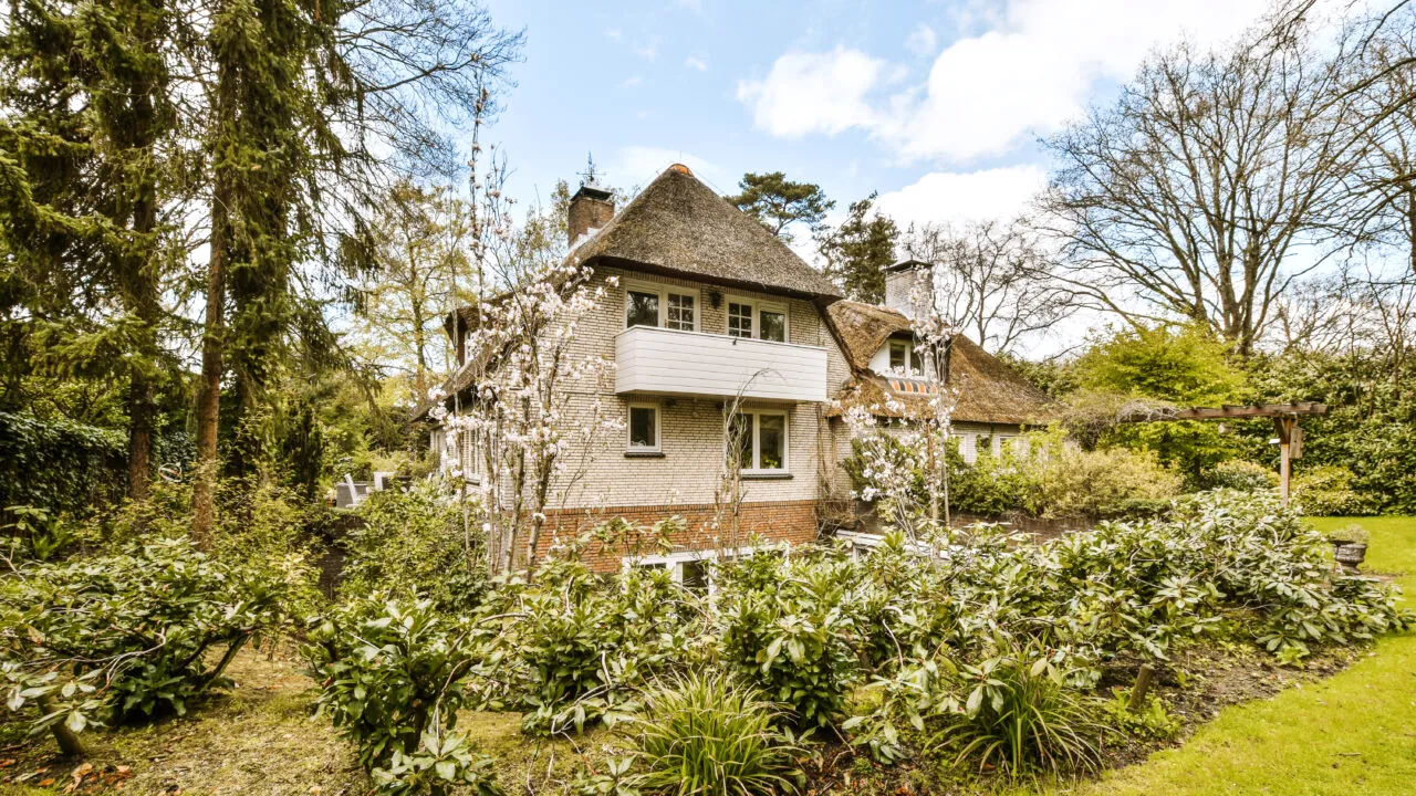 Doi soți au descoperit o comoară în podeaua din bucătărie, după ce au început renovarea casei. A stat îngropată peste 400 de ani