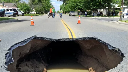 Momentul terifiant în care asfaltul de pe un drum circulat este înghițit de pământ. Care este explicația