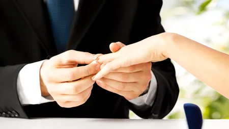 Părinții unei adolescente de 16 ani, care a fugit și s-a căsătorit cu un bărbat mai în vârstă, au primit informare că trebuie să plătească pensie de întreținere a copilului