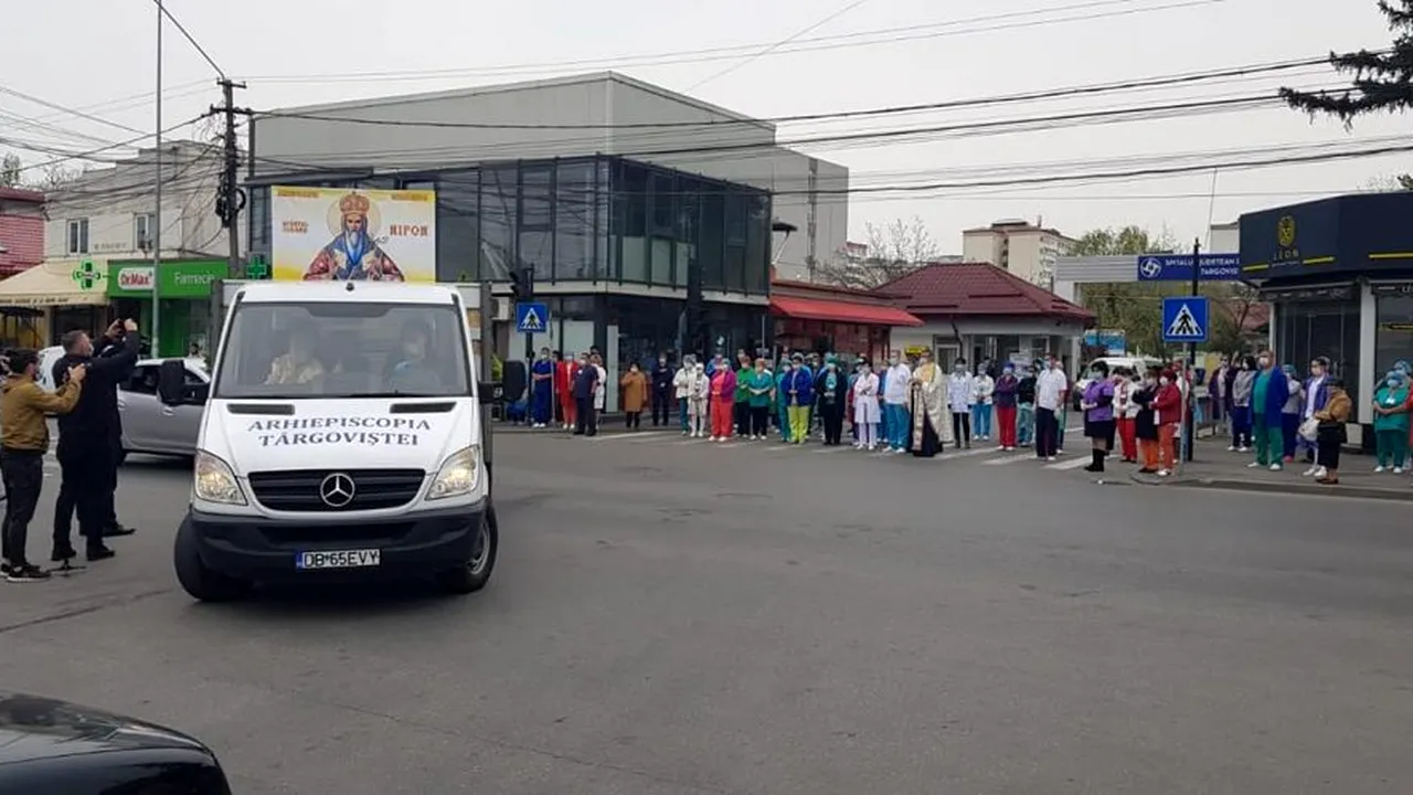 IMAGINI. Cadrele medicale de la Târgoviște au ieșit în halate în fața spitalului pentru a întâmpina moaștele Sfântului Nifon